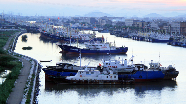 Between the mountains and surging Luqiao