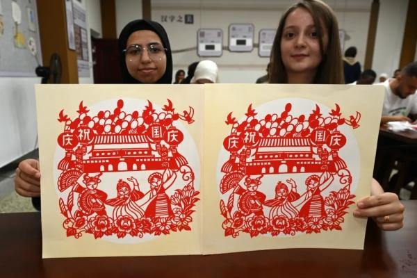 International students experience paper cutting in Jinhua