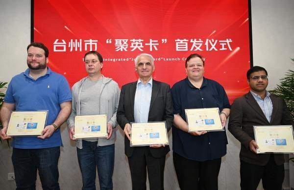 Taizhou issues first 'Join in Cards' to 5 expats