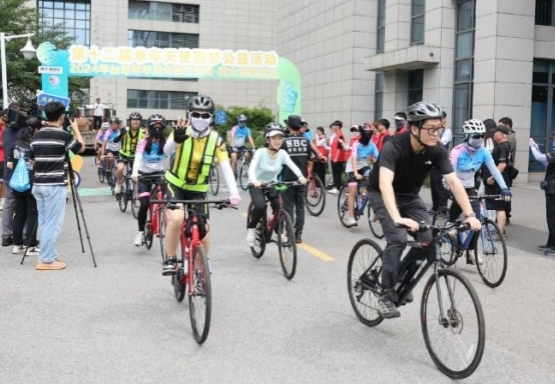 Cross-Strait youth enjoy cycling in Huzhou