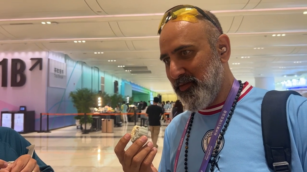 International Friends Experience Eating Mooncakes