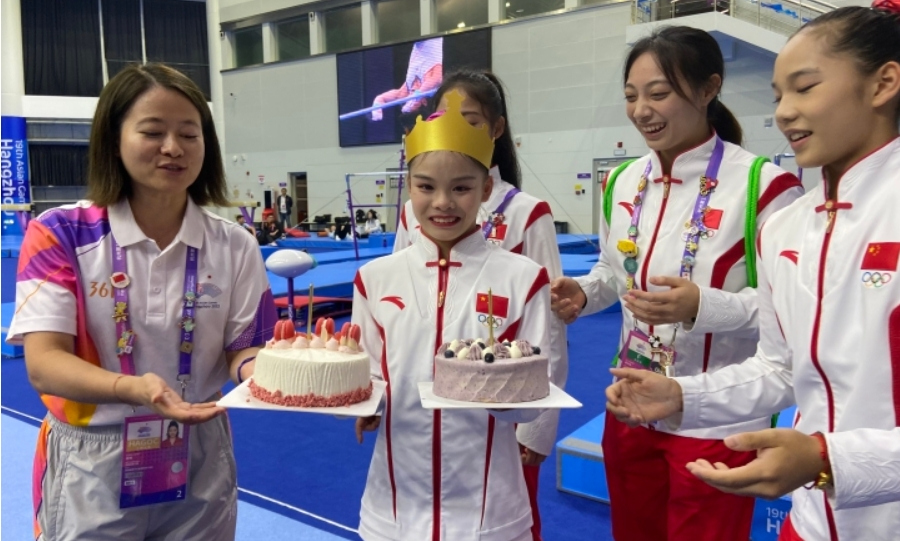 Competition Venue Team Celebrates Athlete Zhang Xinyi's 16th Birthday