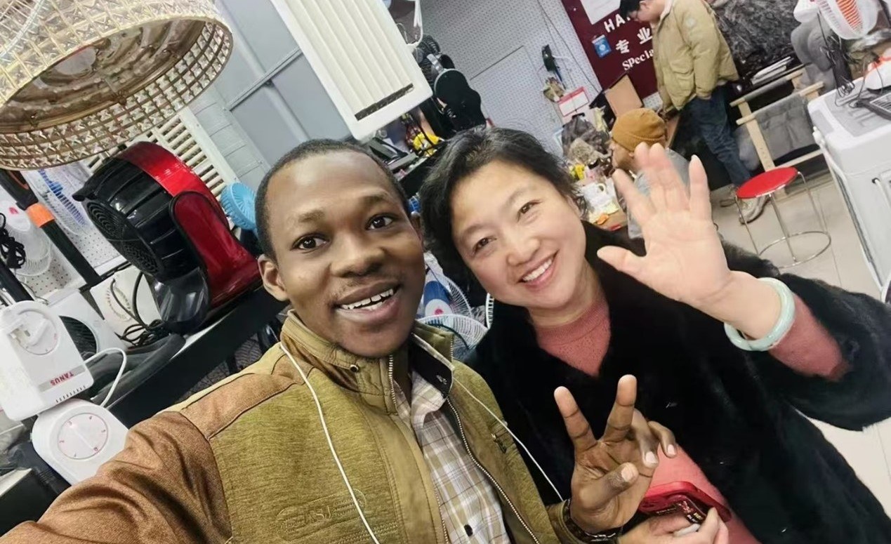A 'Chinese Mom' of African Merchants 一位让非洲客商信赖的“中国妈妈”