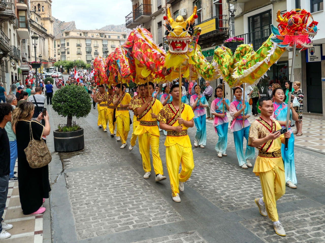 Chinese loong dance wowed Spanish audience