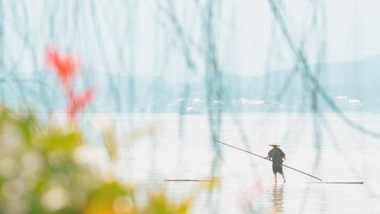 ZJ Cool Guys: Farmer makes a splash with river-crossing art on bamboo