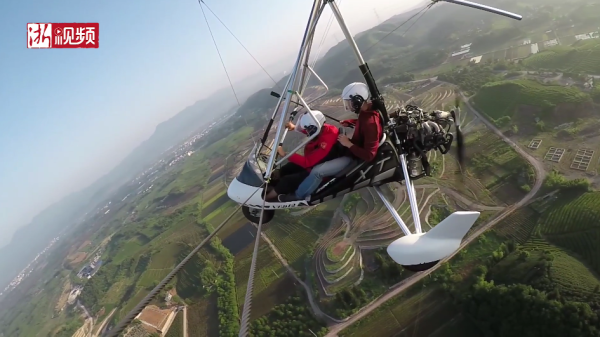 An unprecedented thrilling skysurfing with dynamic delta wings in Wuyi