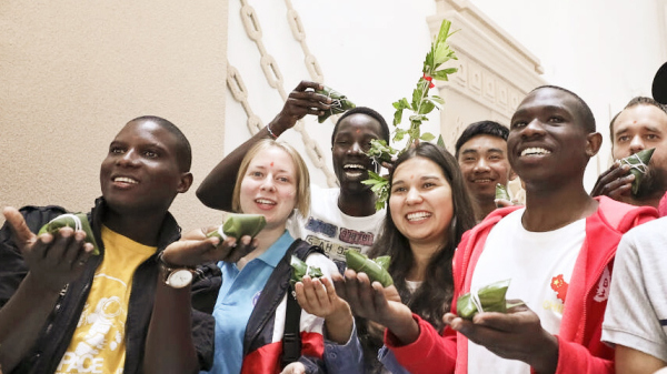 International students experience traditional customs of Dragon Boat Festival