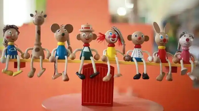 Yunhe's wooden toys captivate overseas seniors