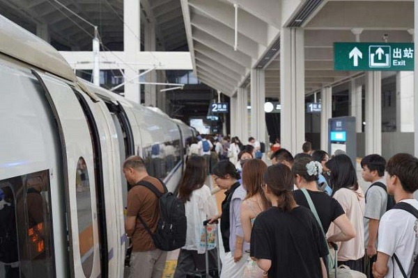 Hangzhou-Wenzhou rail debuts summer innovations