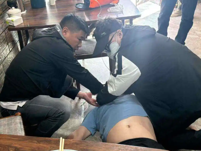 Jiaxing doctor saves man in Xizang