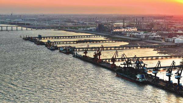 Jiaxing Port expands global, regional trade links