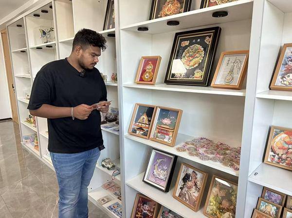 Paper artistry in Taizhou impresses overseas visitor