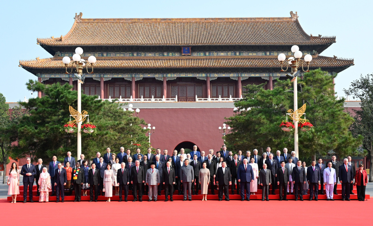 Xi greets foreign delegation heads to attend V-Day commemorations