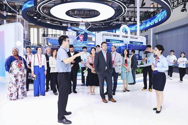 Diplomats explore AI breakthroughs at Ningbo expo