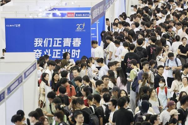 Ningbo hosts talent fair, drawing thousands of young people