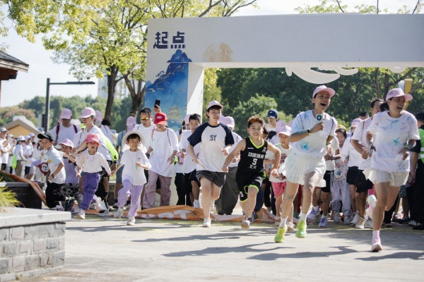 International participants celebrate Yiwu Silk Road Cultural Carnival