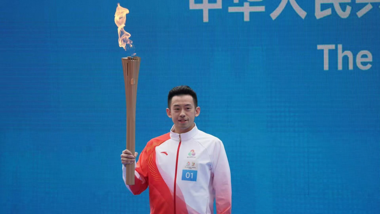 1985527039230205952.png Hong Kong SAR's Wong Chun-ting served as the torchbearer in the torch relay ceremony for the 15th National Games held in Shenzhen, China, November 2, 2025. /Weibo