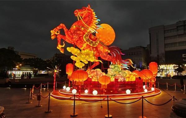 Colorful lanterns light up Zhoushan for Spring Festival