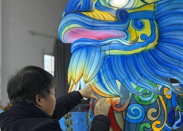 Keeping the craft of lanterns alive in Haining