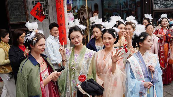 Belarusian girl set to shine at Huzhou's traditional temple fair