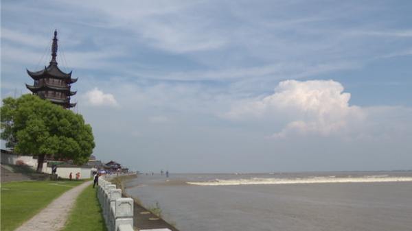 Qiantang River Tidal Bore ushers in the autumn