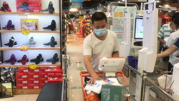 Zhejiang's local supermarket magnate Century Mart introduces 5G-powered smart carts to improve customers' convenience