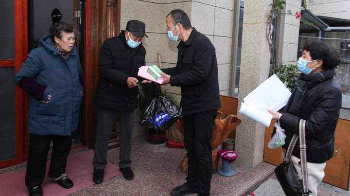 Epidemic prevention kits for the elderly people convey the human kindness and governance efficiency of Zhejiang
