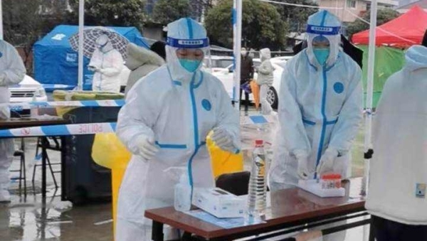 Bottles of hot water to convey kindness and warmth for the medical staffs