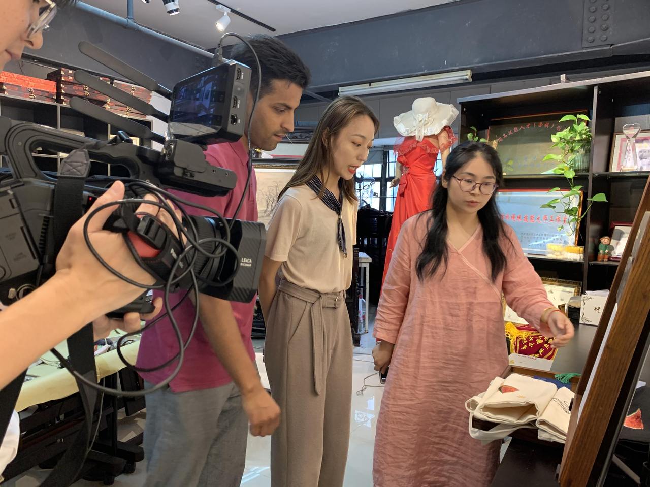 Nepalese anchor showcased the culture of Ou embroidery through live-streaming