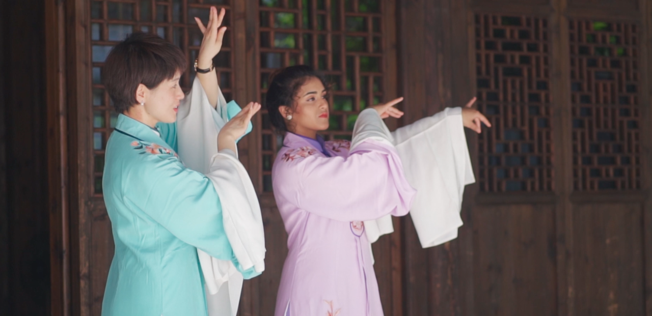 International friends are fascinated by Wenzhou opera