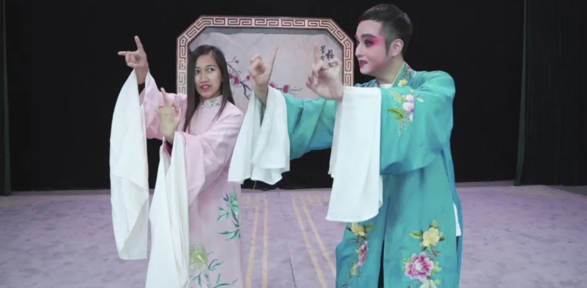 Malaysian girl falls in love with Wenzhou Ou Opera