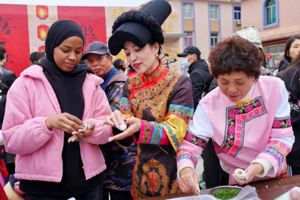 Intl visitors celebrate Lantern Festival in Taizhou