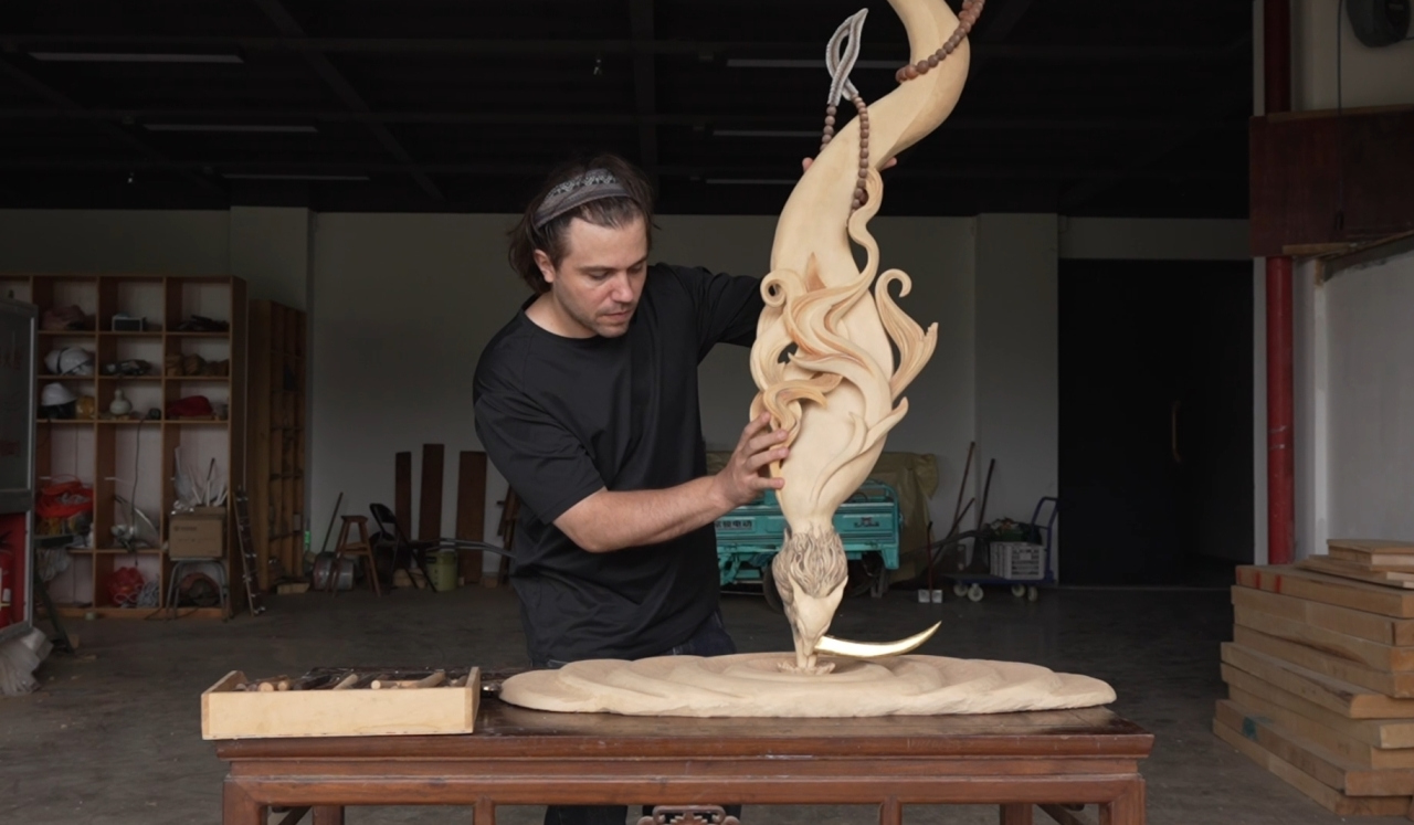Global Eyes on Zhejiang | French artist obsessed with wood carving