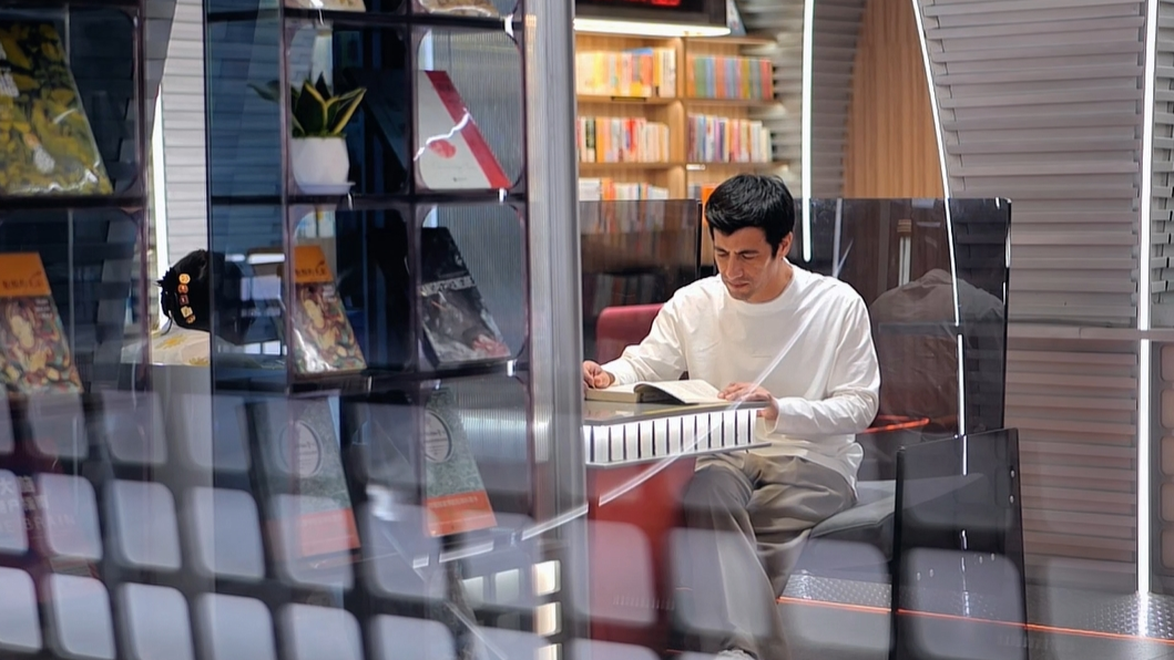 Global Eyes on Zhejiang丨French teacher captures the beauty of Longwan