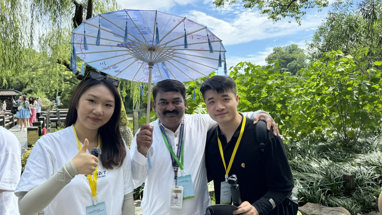 Global Eyes on Zhejiang丨BRICS poets compete in scenic poetry relay in Hangzhou
