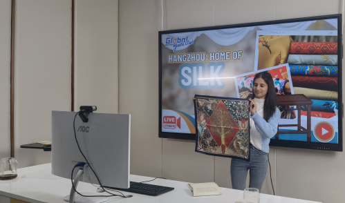 Overseas students explore e-commerce by participating in 2 live streams