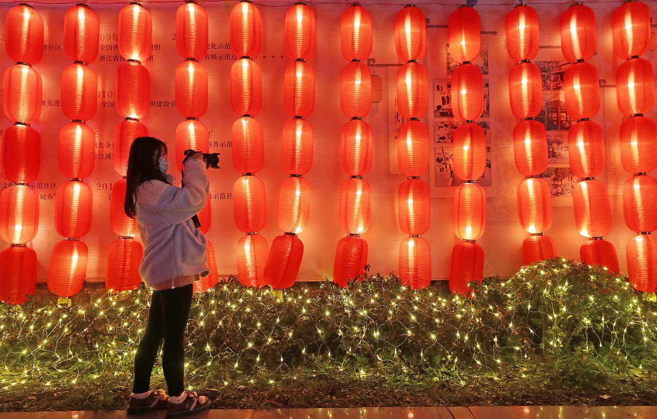 Spring Festival Canvas | Lanterns at the Qiantang Lantern Show light up the streets