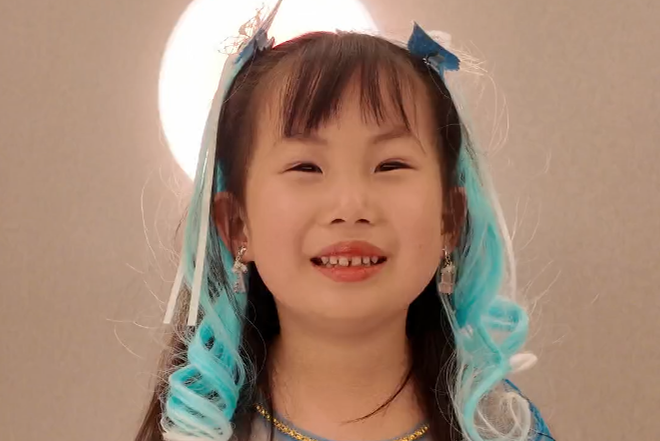 “大家好，我是艾莎，这是我的‘小星星’”