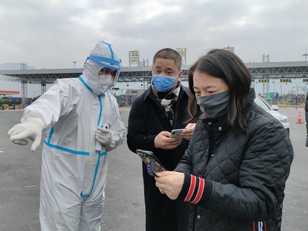 Foreign couple help with the prevention and control of COVID-19 in Zhejiang