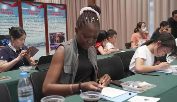 Chinese & foreign children interact at Wenzhoudaily's 