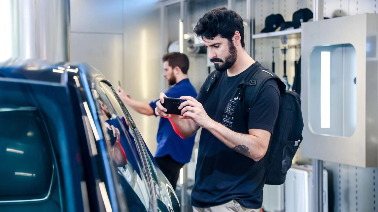 Brazilian media delegation witnesses technological allure of China's EVs