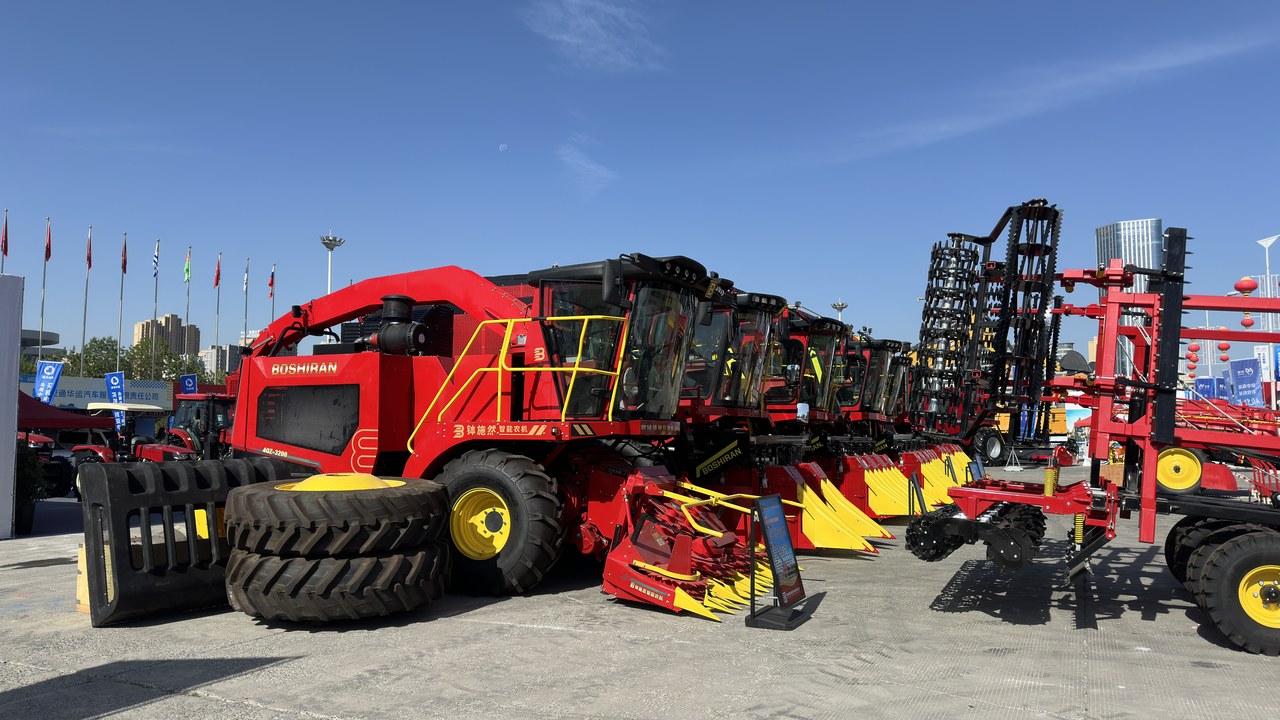 Opportunity China: Travel to Xinjiang丨Xinjiang-produced cotton pickers shine at China-Eurasia Expo