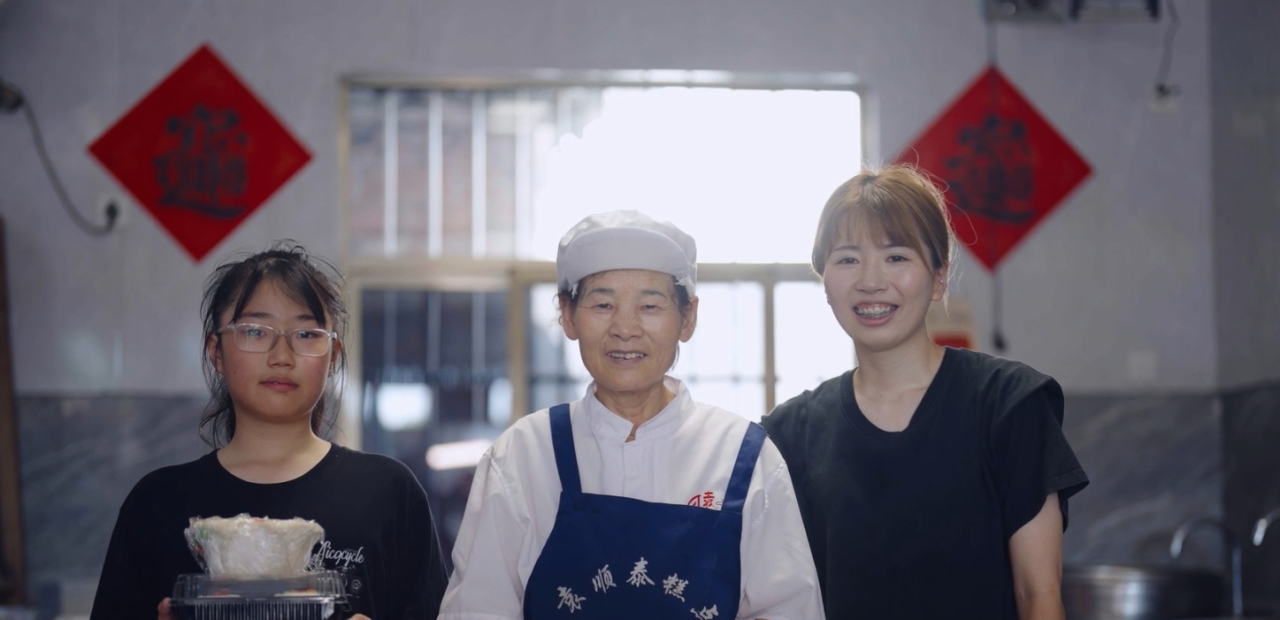 Global Eyes on Zhejiang丨Aki explores delicious food in Jiaxing