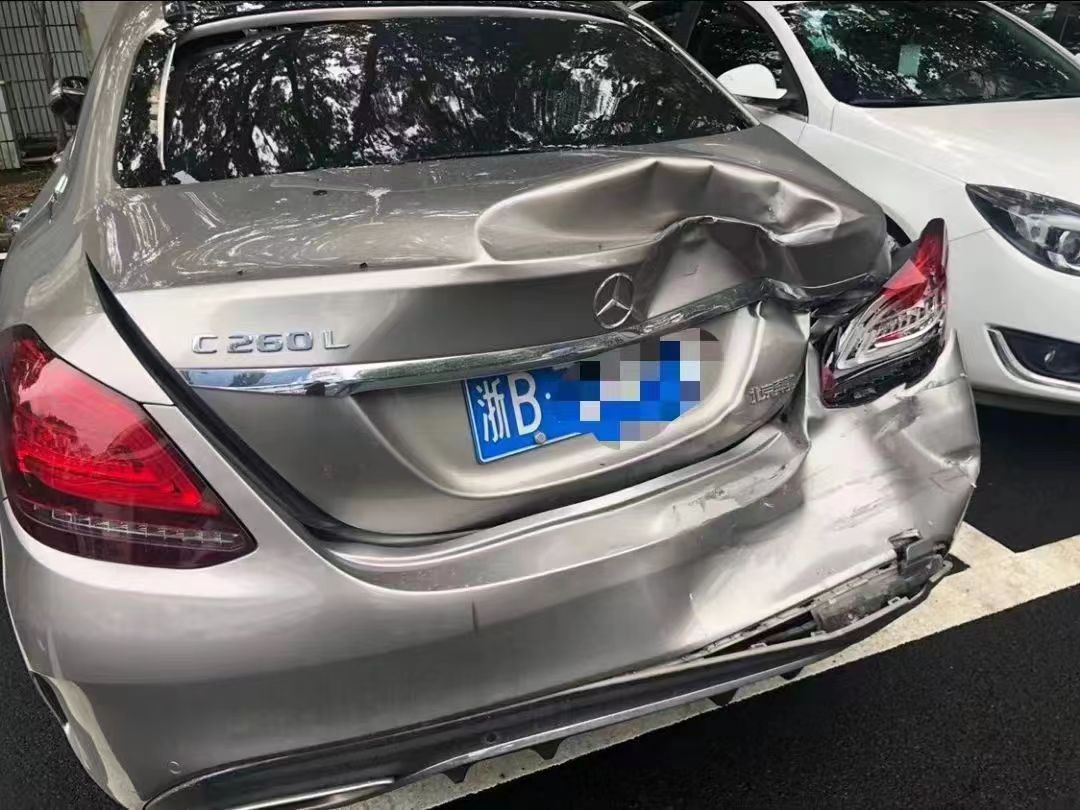 Teacher from local Ningbo attempts to stop the unbridled box van