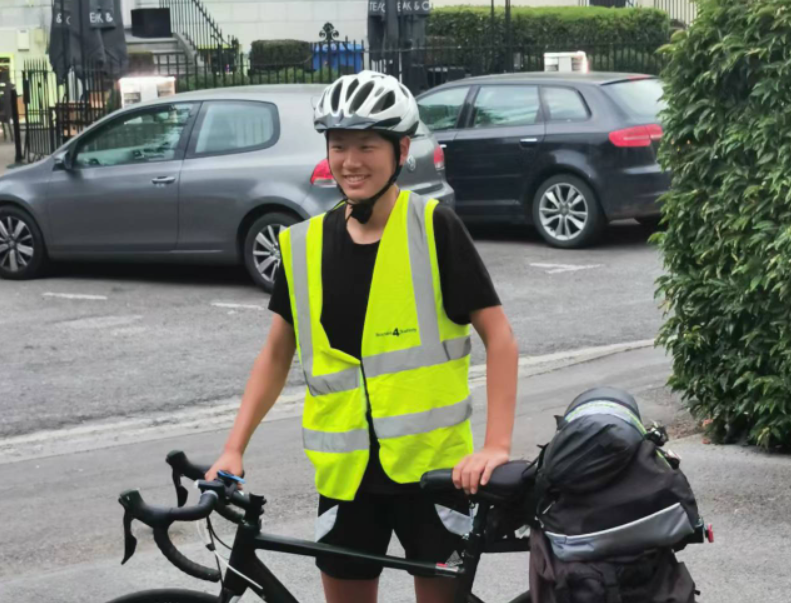 Overseas Chinese Stories | British Chinese young man cycles around Wales for raising money to help hospitals and patients in his place of residence