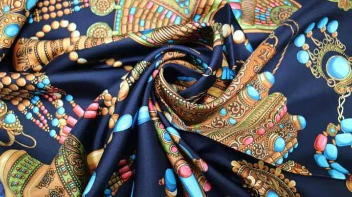 Bringing Zhejiang to the world with silk scarves