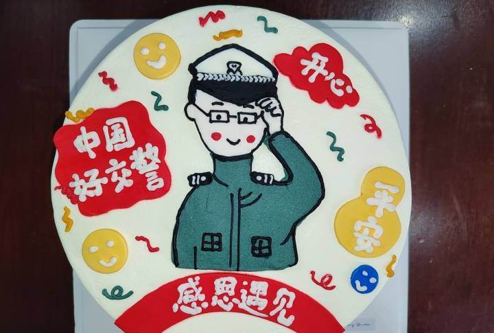 Policeman received a gift cake from a couple for his saving of their little kid