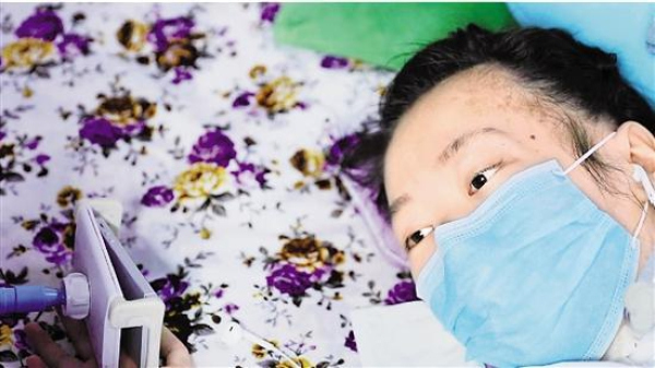 Wenzhou handicapped girl keeps writing for seven years with her only movable right thumb