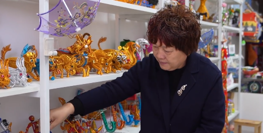 Her voice | Auntie Wu weaves the dream of common prosperity via co-development of needlework