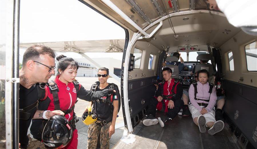 Jiande's aviation-themed town welcomes visitors to experience parachuting as weather warms up